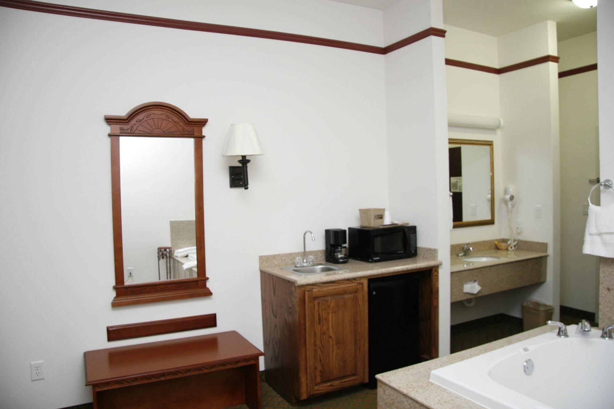 Budget Host Inn And Suites Cameron Екстер'єр фото